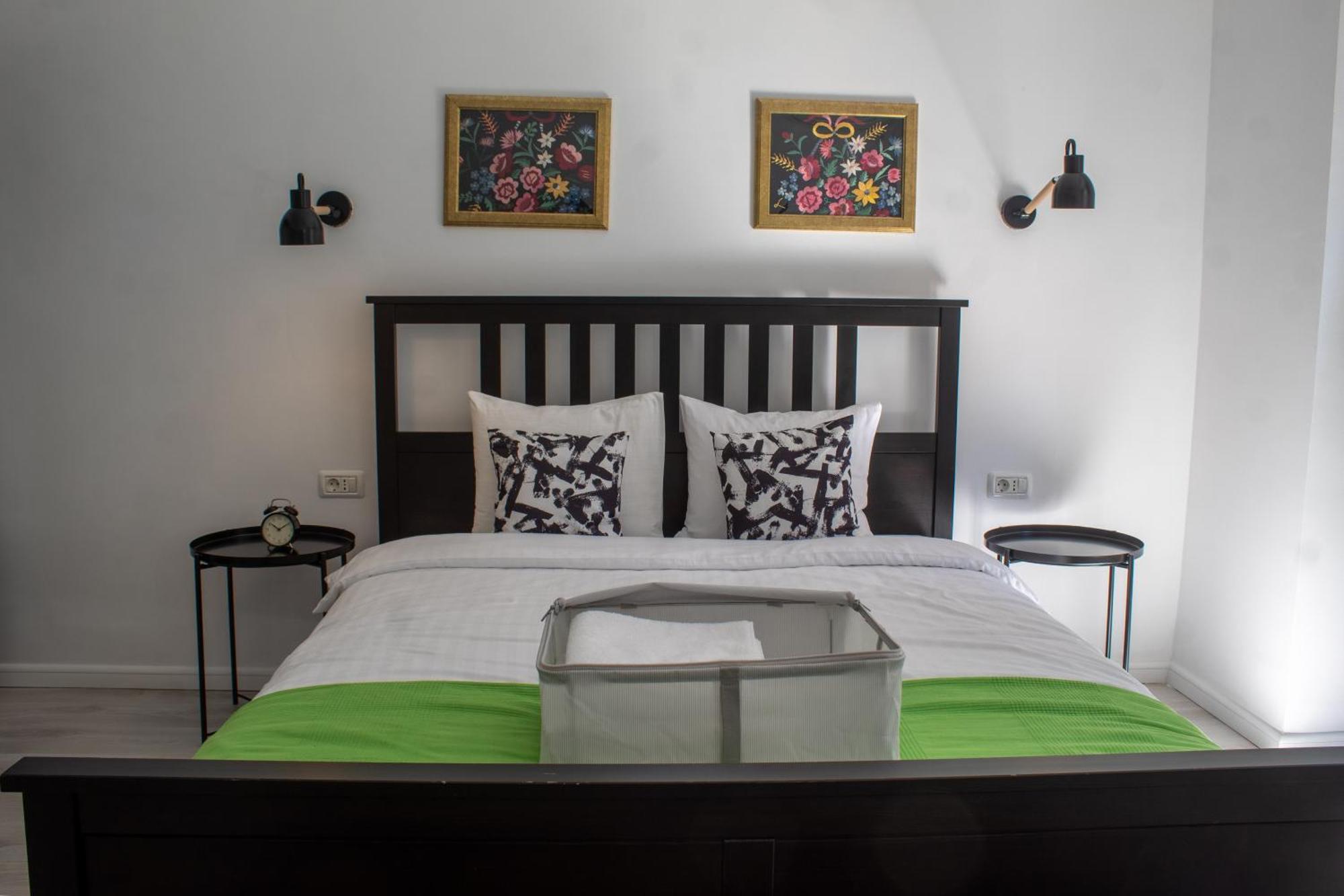 Domus Old Town Retreat Cozy & Central Bukares Bagian luar foto