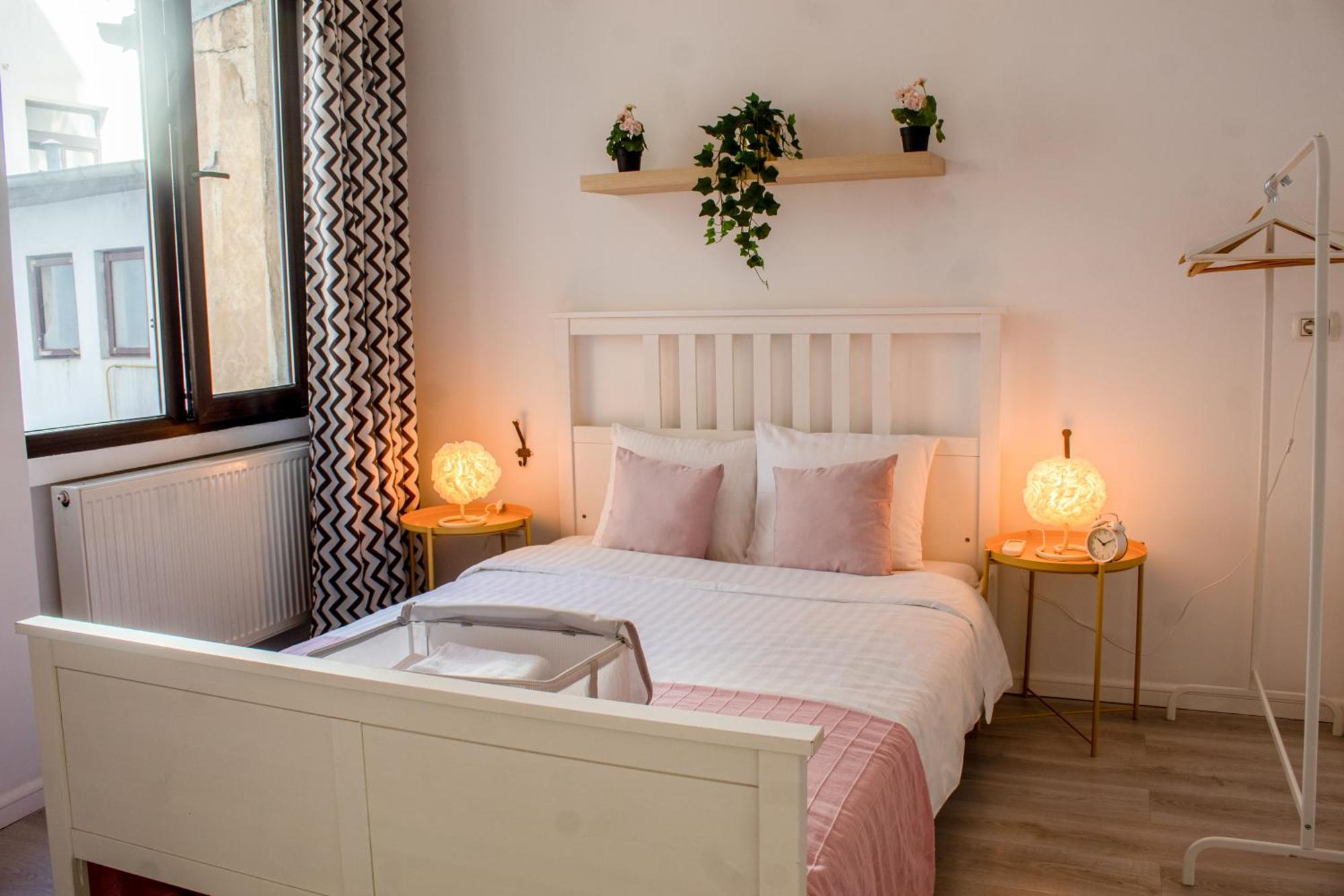 Domus Old Town Retreat Cozy & Central Bukares Bagian luar foto