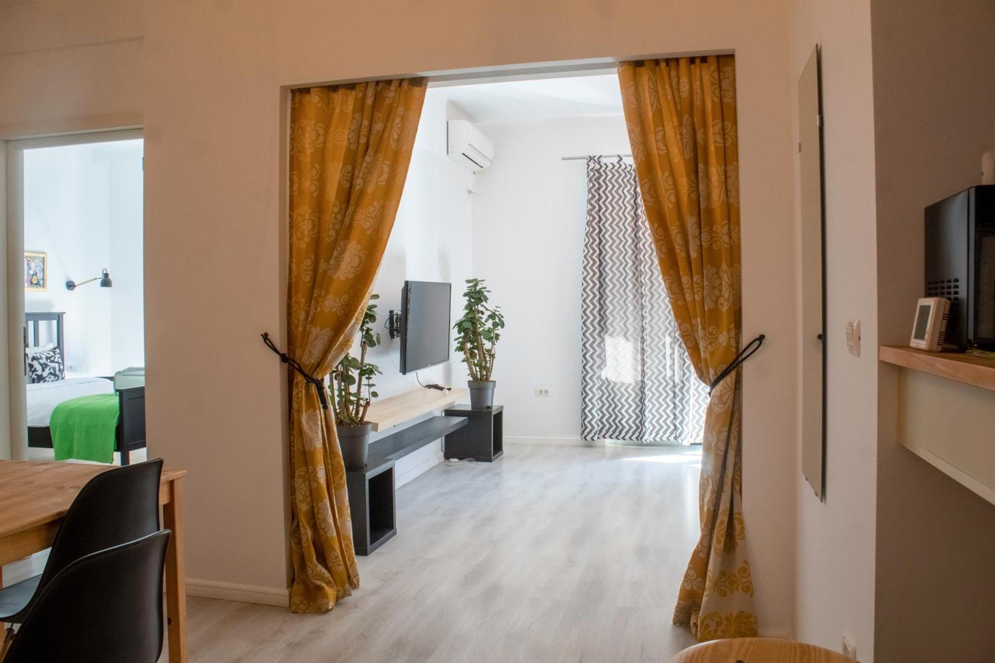 Domus Old Town Retreat Cozy & Central Bukares Bagian luar foto